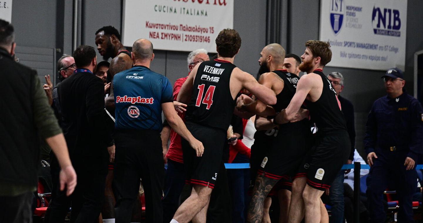 Απίστευτο επεισόδιο του Φουρνιέ με οπαδό στις court seats, αποβλήθηκε ο Γάλλος από το Πανιώνιος - Ολυμπιακός