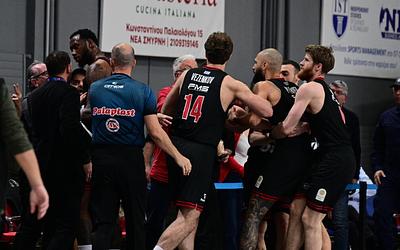 Χάος στη Γλυφάδα: Η στιγμή που ο Φουρνιέ κινήθηκε απειλητικά εναντίον οπαδού