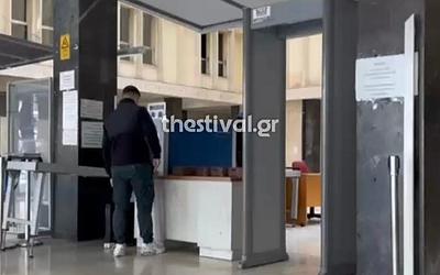 Παραδόθηκε ο 19χρονος για τη δολοφονία του οπαδού στη Θεσσαλονίκη