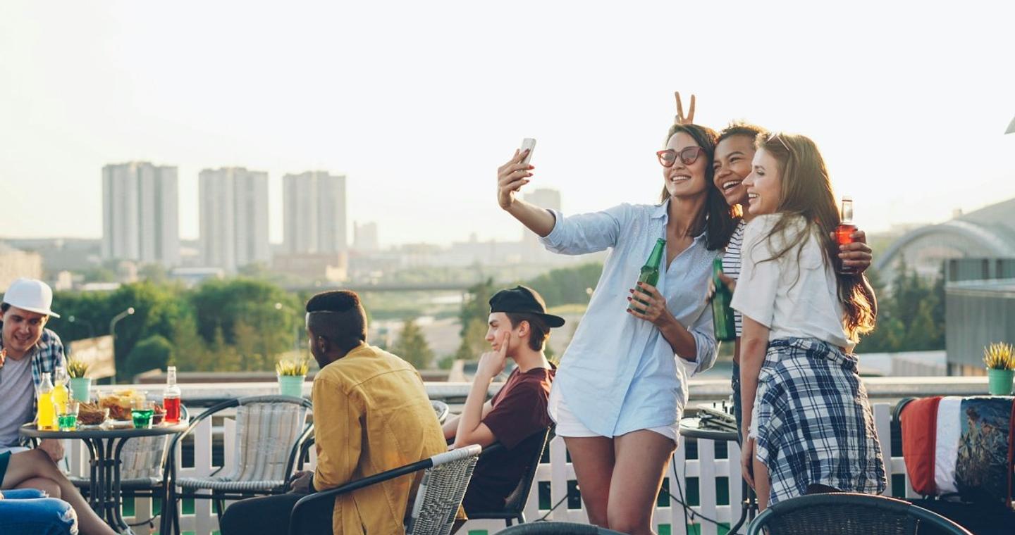 Σε ποια ηλικία «κρύβεται» η ευτυχία;