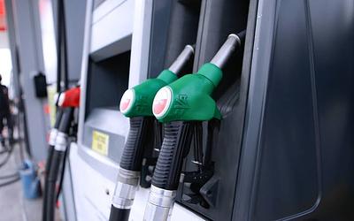 Πρωταθλήτρια ακρίβειας η Ελλάδα στη βενζίνη: Γιατί οι τιμές παραμένουν στα ύψη