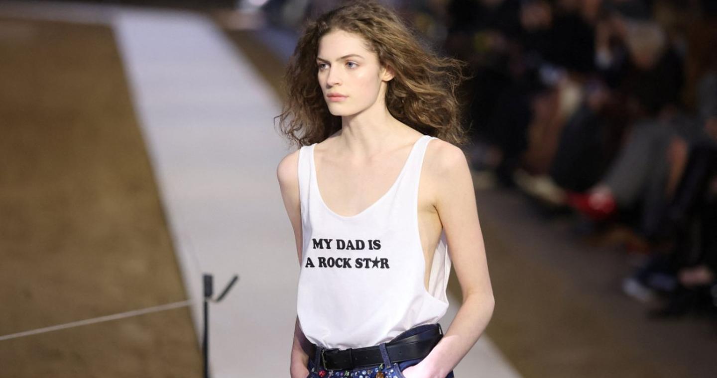 «Ο μπαμπάς μου είναι ροκ σταρ» – Η επίδειξη μόδας της Stella McCartney στο Παρίσι έμοιαζε με τη βιογραφία της