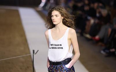 Η Stella McCartney καθηλώνει το Παρίσι: 25 χρόνια μόδας, άλογα και βιωσιμότητα