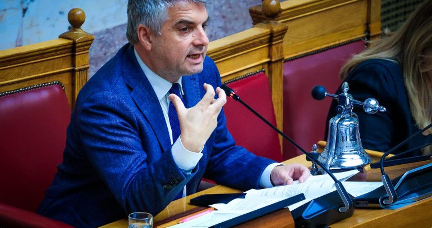 Ο Οδυσσέας Κωνσταντινόπουλος παραιτείται από βουλευτής μετά τη διαγραφή του και παραδίδει την έδρα του στο ΠΑΣΟΚ