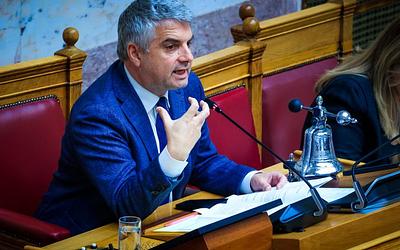 Οδυσσέας Κωνσταντινόπουλος: Η ηχηρή παραίτηση και η επιστροφή της έδρας στο ΠΑΣΟΚ