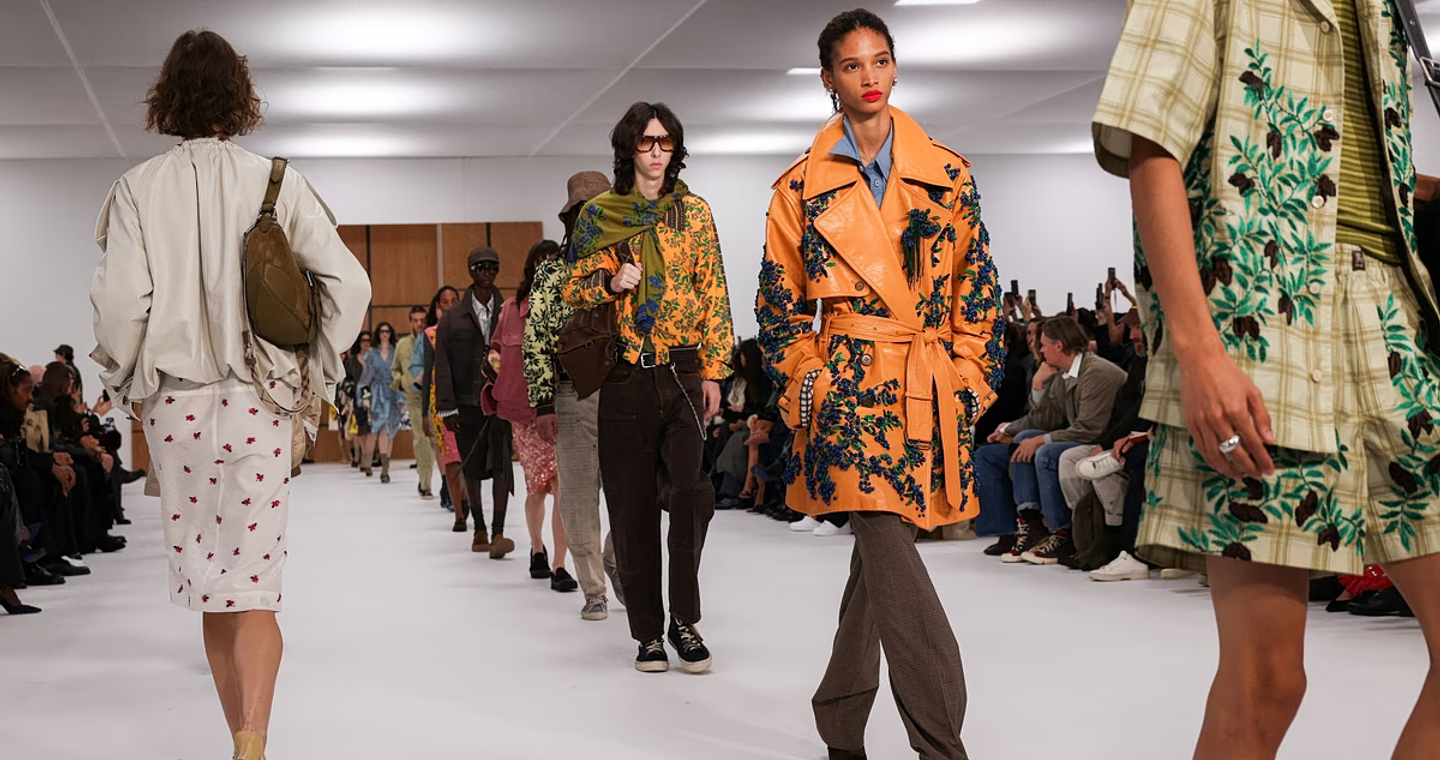 H νέα συλλογή του οίκου Burberry ποντάρει στην «ανθρωποποίηση» της μόδας και βγάζει γλώσσα στην ΑΙ
