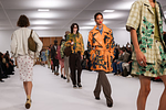 Burberry meets Birtwell: Η νέα πνοή στον εμβληματικό οίκο που εντυπωσιάζει