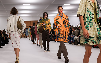 Burberry meets Birtwell: Η νέα πνοή στον εμβληματικό οίκο που εντυπωσιάζει
