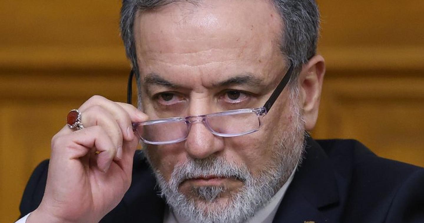 Αραγτσί: Σκοτώνονται άνθρωποι επειδή ο πρόεδρος Τραμπ θέλει να διασκεδάσει – Τα Στενά του Ορμούζ δεν είναι κλειστά