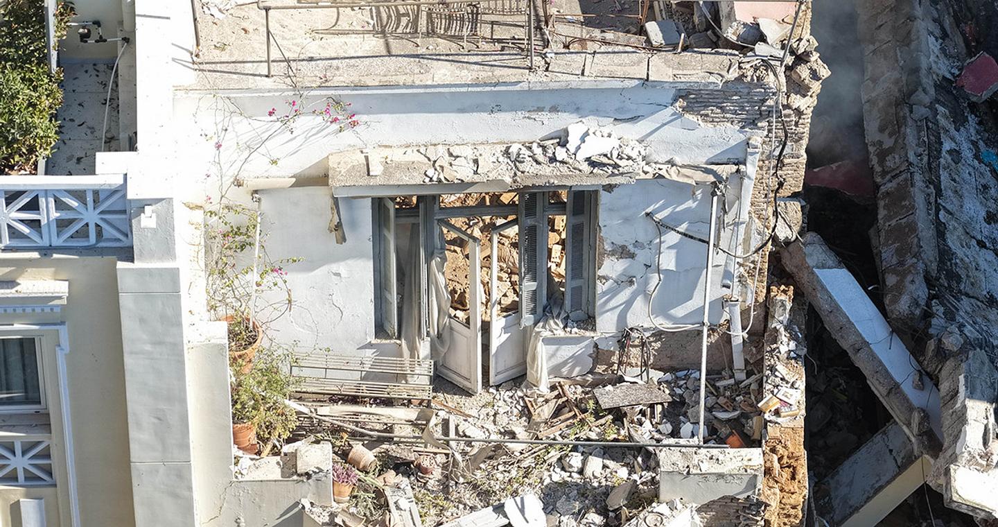Έκρηξη στην Πλάκα: «Νομίζαμε ότι ήταν σεισμός, τα τζάμια εκτοξεύτηκαν προς τα μέσα», λένε Αμερικανοί τουρίστες από το διπλανό ξενοδοχείο