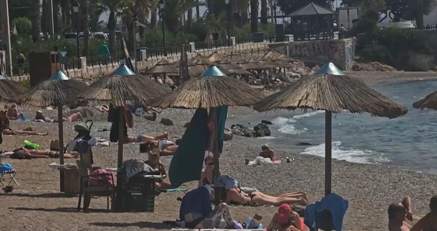 Καλοκαιρινό διάλειμμα με γεμάτες παραλίες στα νότια προάστια πριν τη νέα επιδείνωση το Σαββατοκύριακο [βίντεο]