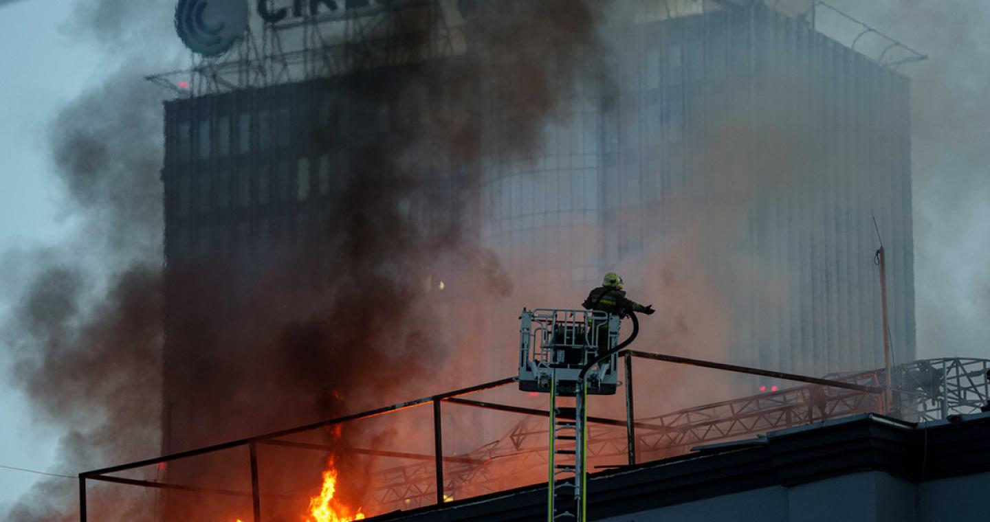 Η Ρωσία εντείνει τις επιθέσεις εναντίον ουκρανικών βιομηχανιών - Επτά νεκροί, δεκάδες τραυματίες στο Κίεβο (Σκληρές εικόνες)