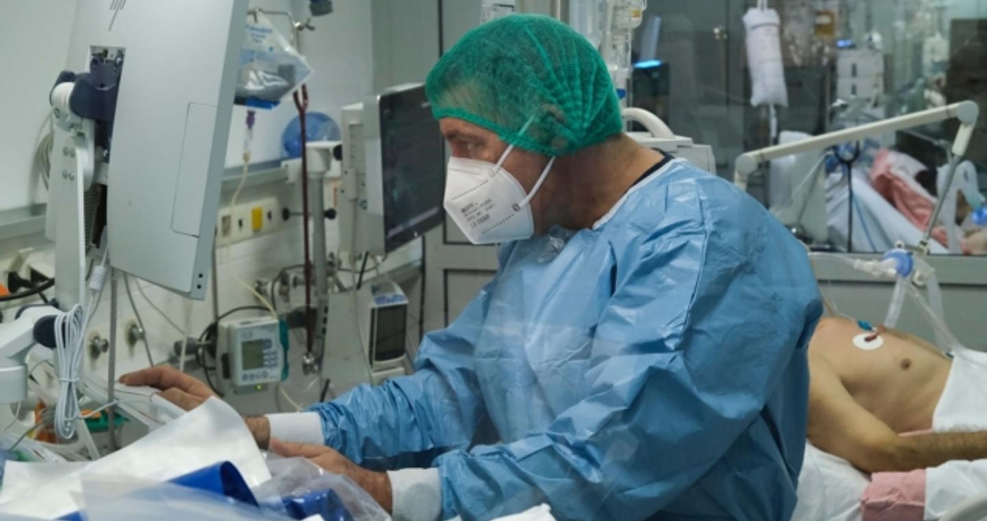Πρώτος θάνατος από γρίπη και 15 εισαγωγές – Πρεμιέρα για τα νέα εμβόλια