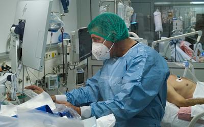 Πρώτος επιβεβαιωμένος θάνατος από γρίπη φέτος: 47 εισαγωγές COVID-19, αλλαγή εμβολίων