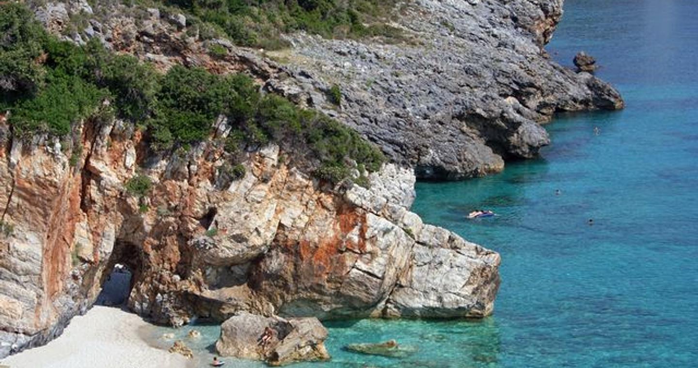 Πήλιο: Άγριος καβγάς σε παραλία με αφορμή τον γυμνισμό