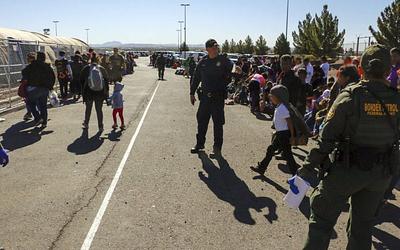 Πυροσβέστες συνελήφθησαν εν μέσω μάχης με τις φλόγες: Αντιδράσεις για την "απάνθρωπη" κίνηση