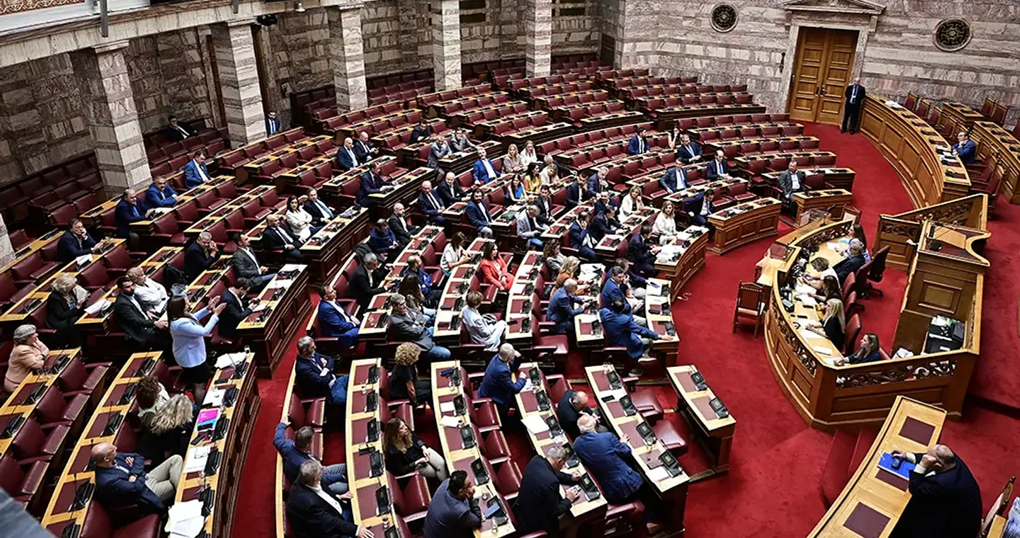 Live η συζήτηση στη Βουλή για το πειθαρχικό δίκαιο των δημοσίων υπαλλήλων