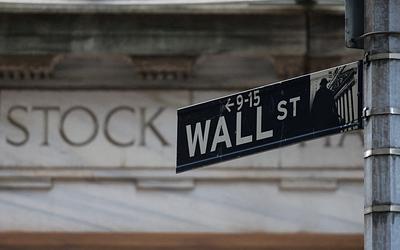 Wall Street ανοδικά: Τα εργασιακά δεδομένα στέλνουν σήμα στη Fed