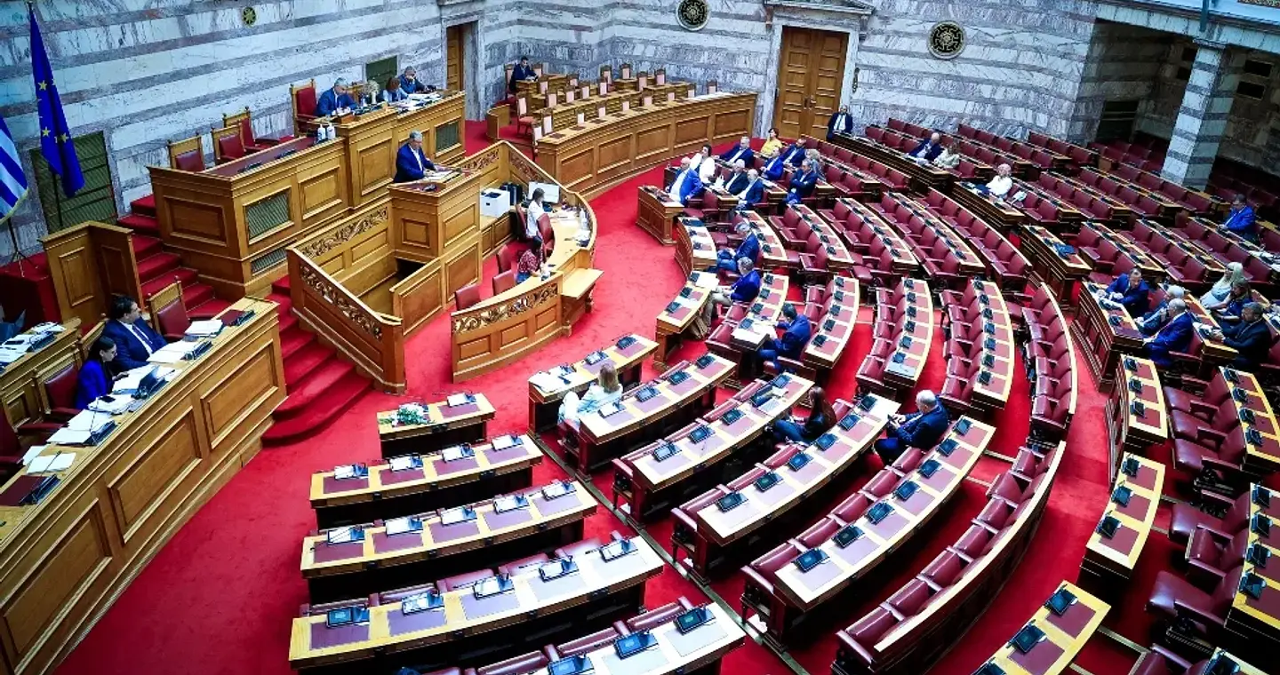Συντονισμένα αντιπολιτευτικά πυρά στο αντεργατικό νομοσχέδιο για το δημόσιο