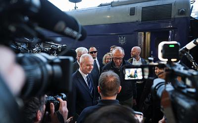 Μερτς στο Κίεβο: Αναμένονται 1,35 δισ. ευρώ και κοινή παραγωγή όπλων