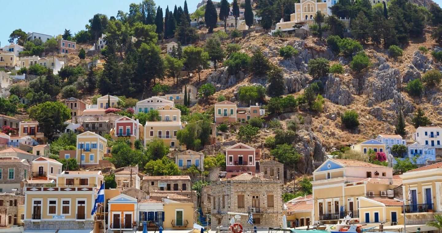 Ελληνικά νησιά εκτός ελέγχου: Ο υπερτουρισμός πλήττει το «καλό όνομα» της χώρας ως προορισμού