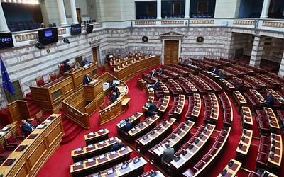 Πέντε φωνές στρέφονται κατά της κυβέρνησης για ενέργεια και χρέος