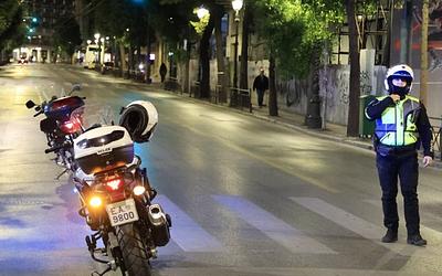 Οδηγός παρέσυρε τροχονόμο ΚΟΜΒΟΣ στα Σπάτα
