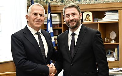 Με 35 βουλευτές το ΠΑΣΟΚ διευρύνεται με τον Αποστολάκη