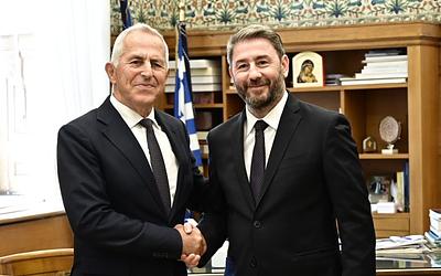 Ανεξάρτητος βουλευτής Αποστολάκης προσχώρησε στο ΠΑΣΟΚ μετά τη συνάντηση με Ανδρουλάκη