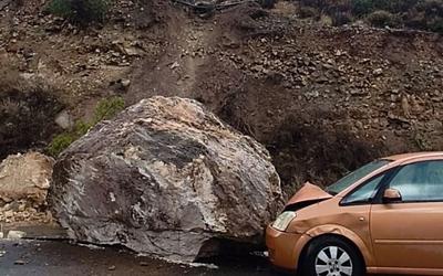 Τεράστιος βράχος στον δρόμο: Ο οδηγός σώθηκε την τελευταία στιγμή
