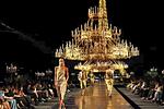 Η χρυσή αποχαιρετισμός του Anthony Vaccarello στο Saint Laurent