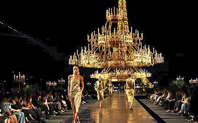 Η χρυσή αποχαιρετισμός του Anthony Vaccarello στο Saint Laurent
