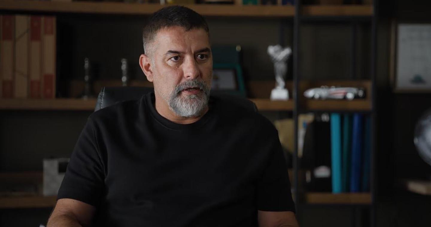 Δύο μαύρα πουκάμισα: Ανατροπές και μυστικά