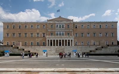 Νέος προορισμός: Αυξήσεις, φοροελαφρύνσεις και επιδόματα το 2027