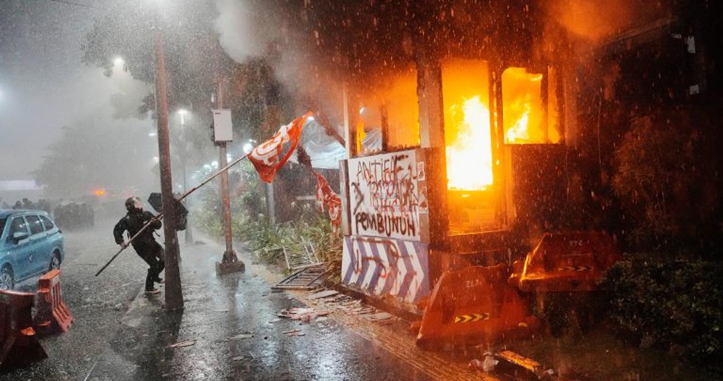 Ινδονησία: Διαδηλωτές πυρπόλησαν κτήριο περιφερειακού συμβουλίου – Τουλάχιστον τρεις νεκροί