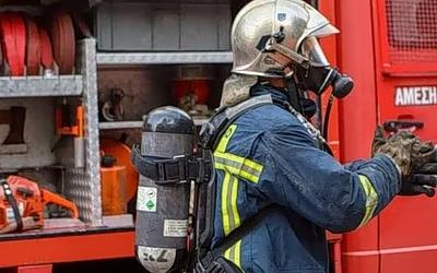 Φωτιά στη Νίκαια: Ηλικιωμένοι εγκλωβίστηκαν στην πολυκατοικία