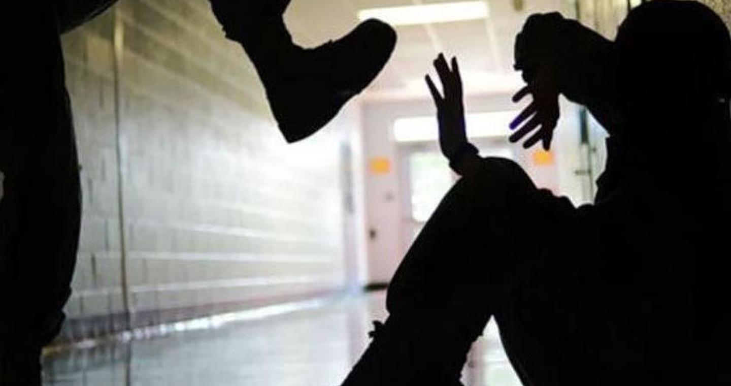 Κρήτη: Έστησαν καρτέρι σε 12χρονο συμμαθητή τους έξω από σχολείο και τον ξυλοκόπησαν – Ο ένας τραβούσε βίντεο