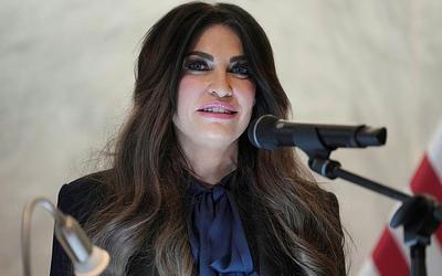 WSJ αποκαλύπτει: Γκίλφοϊλ ζήτησε 100.000 δολάρια από δωρητή Τραμπ μέσω Signal