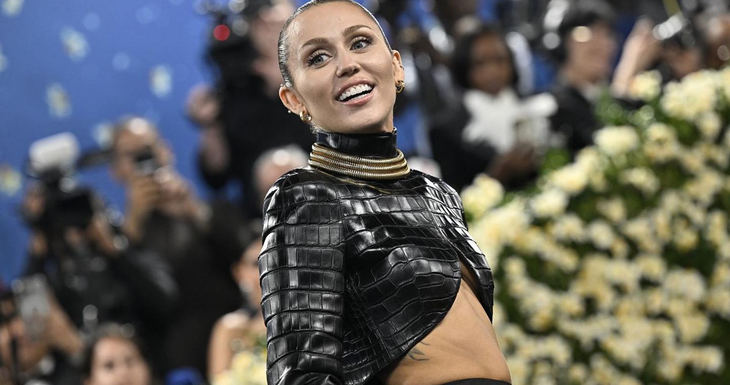 H Miley Cyrus γράφει ιστορία ως το πρώτο πρόσωπο στην ιστορία του Maison Margiela