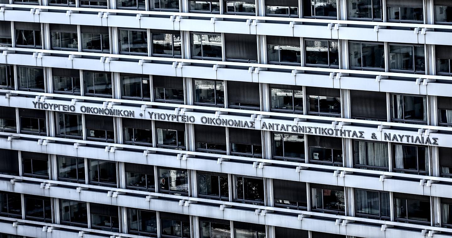 Περιθώριο για πρόσθετα μέτρα 400 εκατ. ευρώ το 2026 και το 2027