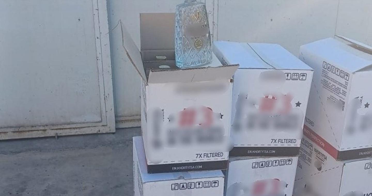 ΑΑΔΕ: Νέο κύκλωμα λαθρεμπορίου σε επιχείρηση πάρκινγκ – 112 φιάλες ποτών και 9.100 λίτρα καυσίμων, 4 συλλήψεις