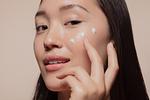 Glass Skin: Η viral τάση που βλάπτει το δέρμα σας, λένε οι δερματολόγοι