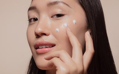 Glass skin: Η τάση που «σπατάει» το πρόσωπό σας - Τι προειδοποιούν οι δερματολόγοι