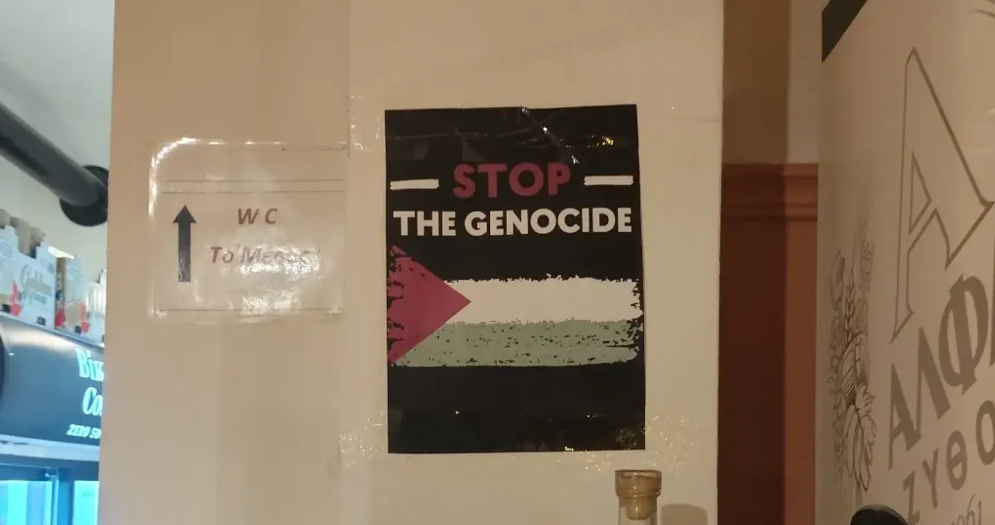 Έκαναν φασαρία σε ταβέρνα της Νάξου για φιλοπαλαιστινιακά αυτοκόλλητα