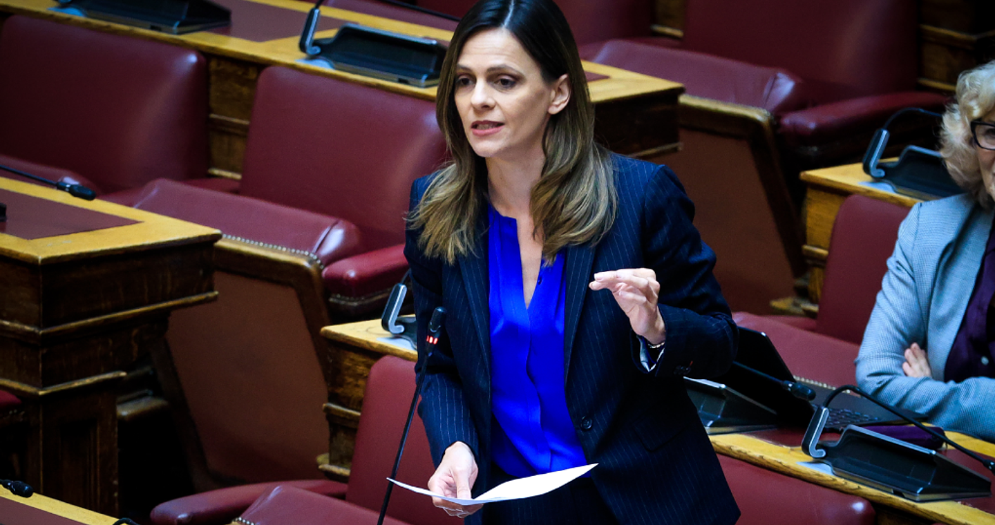 Η Έφη Αχτσιόγλου γίνεται μέλος της ΕΛΑΣ μπροστά στην κάμερα [βίντεο]