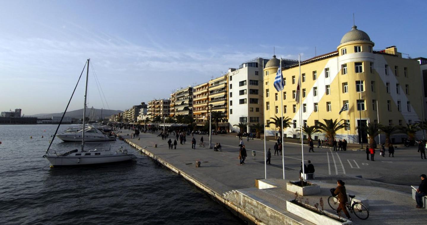 Άγριος ξυλοδαρμός στην παραλία του Βόλου: Δέκα νεαροί σταμάτησαν ταξί, έβγαλαν έξω τους επιβάτες και τους ξυλοκόπησαν