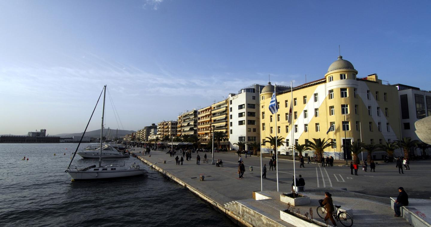 Βόλος: Άγριος ξυλοδαρμός στην παραλία – Ομάδα δέκα νεαρών έβγαλε επιβάτες από ταξί και τους χτύπησε