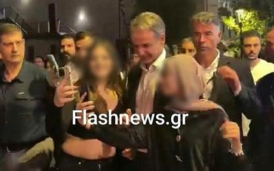 Χαμός στα Χανιά: Παιδιά περίμεναν ώρα για selfie με Μητσοτάκη