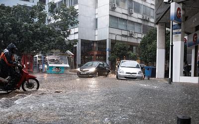 Κακοκαιρία «Π» καλύπτει Ελλάδα: Καταιγίδες, χιόνια και 19°C στην Αττική
