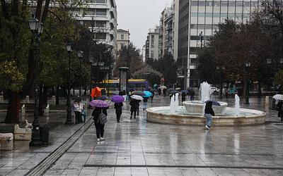 Κακοκαιρία χτυπά Ελλάδα: Ψυχρό μέτωπο φέρνει καταιγίδες και χιόνια